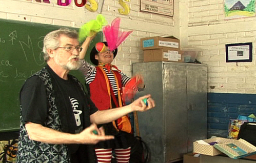 마술 공연을 통해 빈민촌에 희망을 주는 ‘국경 없는 마술사’의 활동을 조명한 MBC 국제 시사 프로그램 ‘W’.