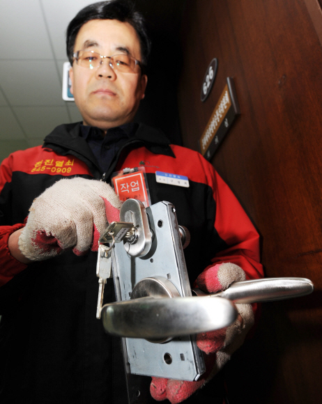 상임위 회의실 이중 잠금장치 