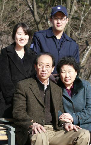 단병호 전 의원의 딸 정려(뒷줄 왼쪽)씨와 가족. 단병호씨 홈페이지