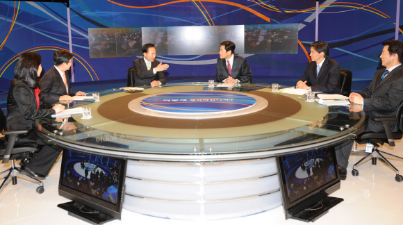 이명박(왼쪽 세번째) 대통령이 30일 밤 서울 양천구 목동 SBS 스튜디오에서 생방송으로 진행된 ‘대통령과의 원탁대화-어떻게 생각하십니까’에서 패널들의 질문에 답하고 있다.  최해국기자 seaworld@seoul.co.kr 