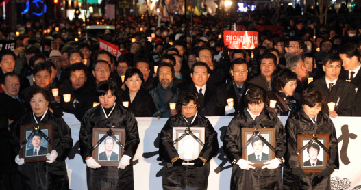1일 서울 청계광장에서 열린 ‘폭력 살인 진압 규탄 및 MB악법 저지를 위한 국민대회’에 참가한 유가족과 야당대표, 시민들이 명동성당으로 행진하고 있다. 정연호기자 tpgod@seoul.co.kr