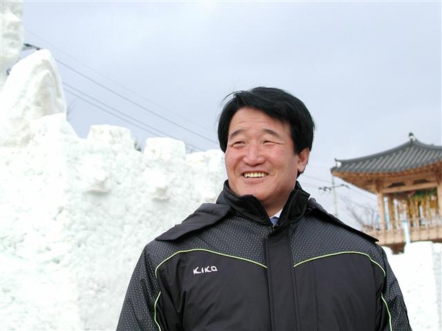 축제가 끝난 뒤 얼음시설물을 둘러보는 정갑철 화천군수.