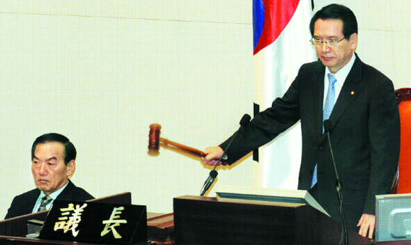 용산 참사와 쟁점법안 처리 등을 놓고 2월 임시국회에서 여야간 첨예한 대치가 예상되는 가운데 김형오 국회의장이 2일 오후 국회 본회의장에서 개회를 선언하며 의사봉을 두드리고 있다.  안주영기자 jya@seoul.co.kr