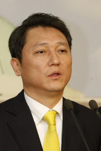 민주당 최재성 전 대변인이 3일 국회 정론관에서 고별 브리핑을 하고 있다. 연합뉴스