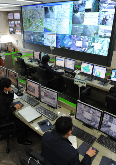 연쇄살인범 강호순 사건으로 CCTV 설치를 늘려야 한다는 목소리가 높아지고 있는 가운데 3일 서울 성동구 직원들과 경찰이 ‘U-성동 통합관제센터’에서 성동구 내에 설치된 239대의 CCTV 화면들을 살펴보고 있다.  손형준기자 boltagoo@seoul.co.kr