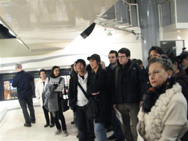 2일(현지시간) 프랑스 주재 한국문화원에서 열린 ‘한국만화 특별전시회’를 찾은 관람객들.  파리 이종수 특파원 