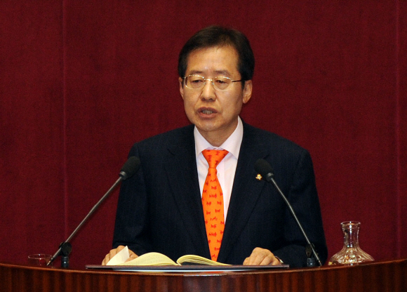 한나라당 홍준표 원내대표가 3일 오전 국회 본회의에서 교섭단체 대표연설을 통해 경제위기 극복을 위한 노·사·정 사회대타협을 제안하고 있다. 안주영기자 jya@seoul.co.kr 