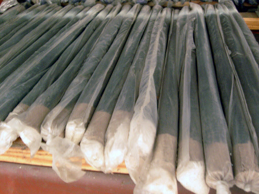 4일 언론에 처음 공개된 북한의 미사용 연료봉. 지난달 방북한 정부 실사단이 북한 영변에 있는 핵연료봉 제조공장의 연료봉 보관창고를 방문해 찍은 것이다.  외교통상부 제공