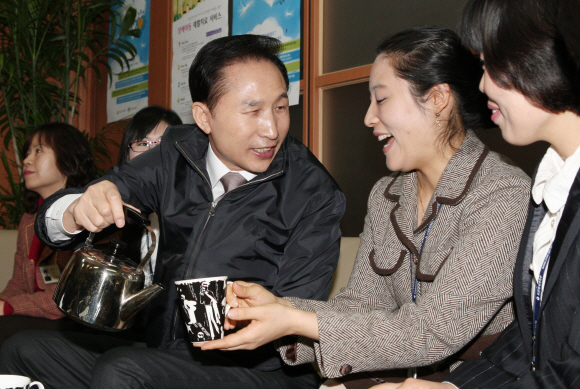 이명박 대통령이 5일 오전 경기 안양시 보건복지종합상담센터인 129콜센터를 방문, 비상경제대책 현장점검회의를 가진 뒤 직원들과 간담회를 갖고 있다. 최해국기자 seaworld@seoul.co.kr 