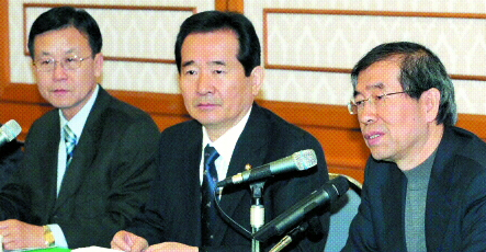 박원순(오른쪽) 희망제작소 상임이사가 5일 국회에서 열린 민주당 정책연구원 주최 조찬토론회에서 정세균(가운데) 대표와 원혜영 원내대표가 경청하는 가운데 “대안을 제시하는 야당이 돼야 한다.”고 강조하고 있다.  안주영기자 jya@seoul.co.kr 