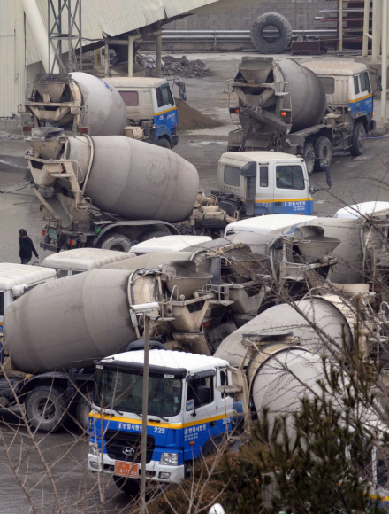 멈춰선 레미콘 차량들 