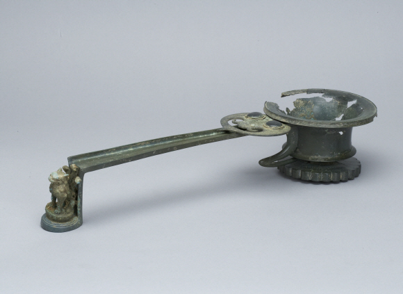 그동안 우리나라에서 2점만이 확인됐던 금동병향로(손잡이 달린 향로)를 보존처리한 뒤의 모습이다.  불교문화재연구소 제공 