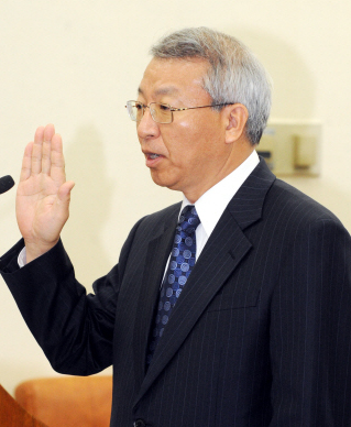 양승태 중앙선거관리위원 후보자가 6일 국회 행정안전위원회 인사청문회에서 선서를 하고 있다. 안주영기자 jya@seoul.co.kr