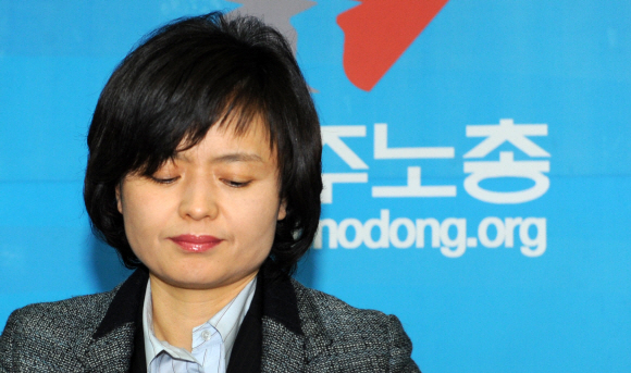 민주노총 진영옥 위원장 직무대행(수석부위원장)이 9일 이석행 위원장 등 지도부 총사퇴를 발표하고 있다. 손형준기자 boltagoo@seoul.co.kr