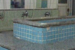 목욕탕 배수구에 다리 끼어 8살 어린이 익사