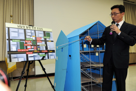 용산 참사 사건을 수사한 서울중앙지검 수사본부 정병두 본부장이 9일 참사가 일어났던 망루를 그대로 재현한 모형과 주변 조감도를 보며 화재 원인 등을 설명하고 있다. 손형준기자 boltagoo@seoul.co.kr