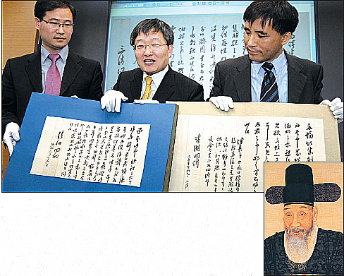 조선 제22대 왕 정조가 노론 벽파의 영수 심환지에게 보낸 비밀편지 299통이 9일 공개됐다. 큰 사진은 안대회(가운데) 성균관대 한문학과 교수가 정조가 세상을 떠나기 13일 전 ‘뱃속의 화기(火氣)’를 언급하며 불편함을 호소한 편지의 내용을 설명하는 장면. 작은 사진은 지난해 청송 심씨 문중이 기증해 경기도박물관이 소장하고 있는 보물 제1480호 심환지 초상. 안주영기자 jya@seoul.co.kr