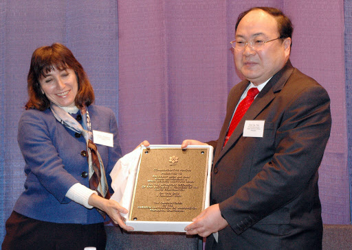 한국천문연구원 박석재(오른쪽) 원장과 미국 카네기천문대 웬디 프리드먼 대장이 지난 7일 미국 로스앤젤레스에서 ‘거대 마젤란망원경’ 공동개발 협약을 체결했다. 한국천문연구원 제공 