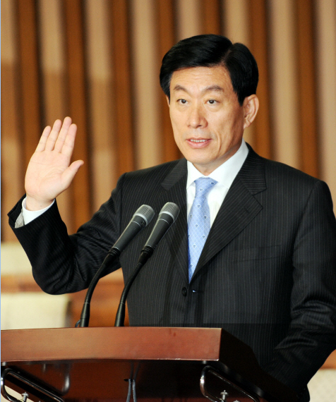 원세훈 국가정보원장 후보자가 10일 국회 정보위원회에 출석, 인사청문회에 앞서 선서를 하고 있다.  김명국기자 daunso@seoul.co.kr 