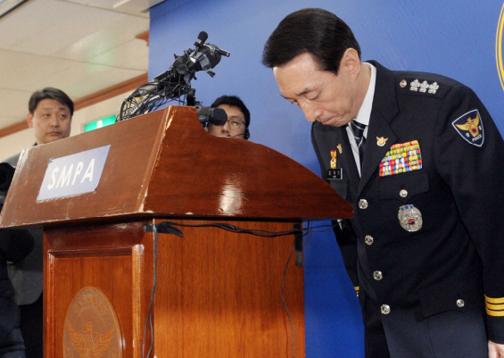 김석기 경찰청장 내정자가 10일 오전 서울지방경찰청에서 자진사퇴 의사를 밝히는 기자회견 중에 ‘용산참사’ 유가족들에게 고개 숙여 유감을 표시하고 있다. 정연호기자 tpgod@seoul.co.kr 