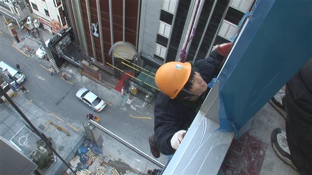 단 하나의 명장면을 완성하기 위해 사고와 부상의 위험을 무릅쓰고 액션 연기를 펼치는 스턴트맨의 직업 세계를 조명한 EBS ‘극한 직업’.