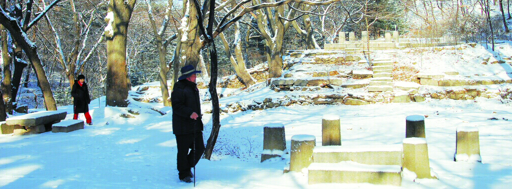 백사실 계곡 이항복 별장터로 추정하는 연못터. 간밤에 내린 눈이 살짝 쌓인 계곡은 고요하고 적막하다.