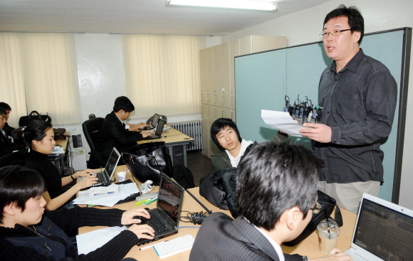 오창익 인권연대 사무국장이 11일 서울 종로경찰서 기자실에서 민주노총 성폭행 피해자의 입장을 대변하고 있다. 안주영기자 jya@seoul.co.kr 