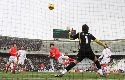 이근호(가운데)가 11일 이란과의 남아공월드컵 아시아 최종예선 4차전 원정경기에서 몸을 날리며 상대 크로스바를 맞고 나오는 위협적인 헤딩슛을 터뜨리고 있다.   테헤란 연합뉴스 