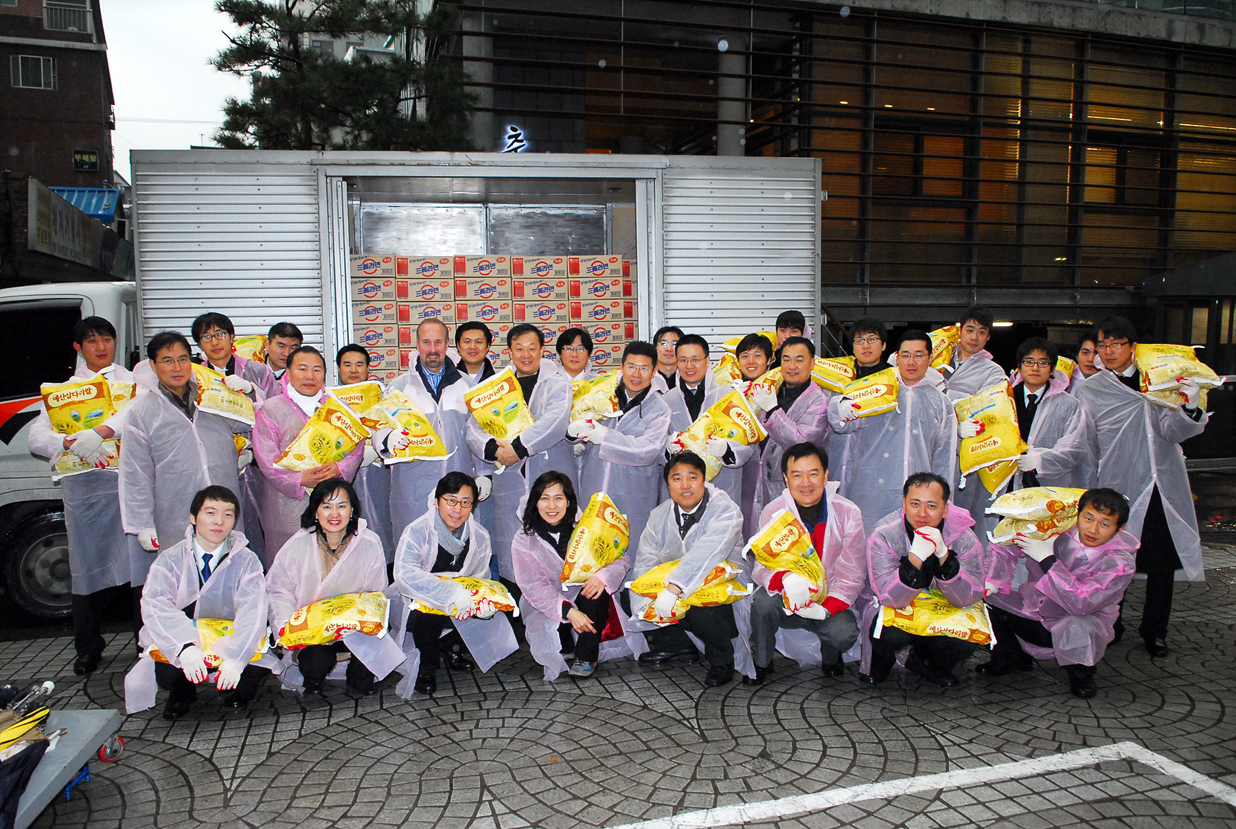 AIG손해보험 ‘사랑의 쌀 나누기’ 행사에서 브래드 베넷 AIG손해보험 사장과 임직원들이 종로구 쪽방촌 600가구를 방문해 쌀과 식료품을 전달했다