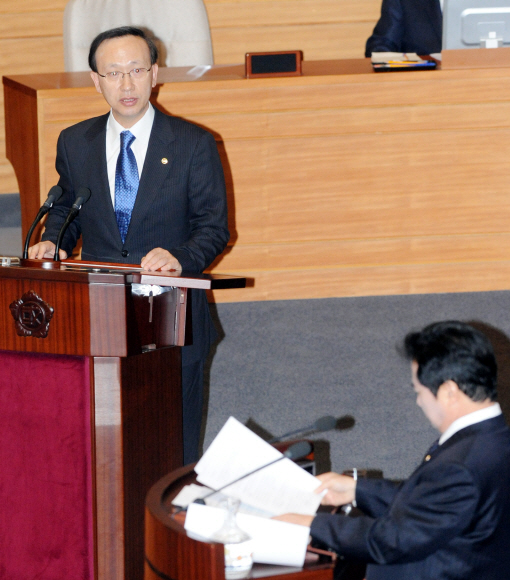 13일 국회 정치분야 대정부질문에서 현인택(왼쪽) 통일부장관이 민주당 이석현 의원의 질문에 답하고 있다. 김명국기자 daunso@seoul.co.kr