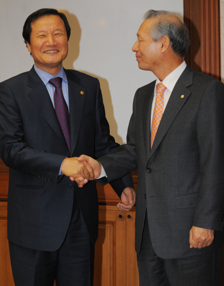 윤증현(왼쪽) 기획재정부 장관이 13일 한국은행을 방문, 이성태 한은 총재를 만나 활짝 웃고 있다. 안주영기자 jya@seoul.co.kr