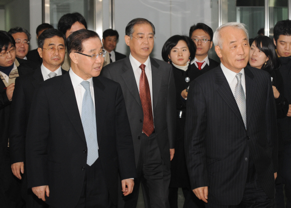 이효계(앞줄 왼쪽) 대교협 대학윤리위원회 위원장과 권명광(앞줄 오른쪽) 위원 등이 최근 논란이 된 고려대의 고교등급제 실시 의혹을 논의하기 위해 13일 서울 마포구 상암동 대교협사무실에 들어서고 있다.  류재림기자 jawoolim@seoul.co.kr