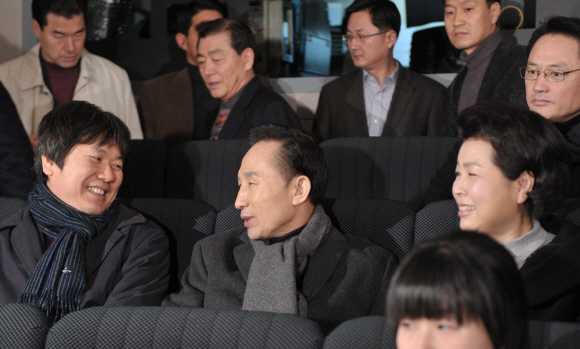 이명박(오른쪽) 대통령이 15일 대학로 동숭아트센터에서 ‘워낭소리’를 관람하기에 앞서 이충렬 감독과 얘기하고 있다. 최해국기자 seaworld@seoul.co.kr