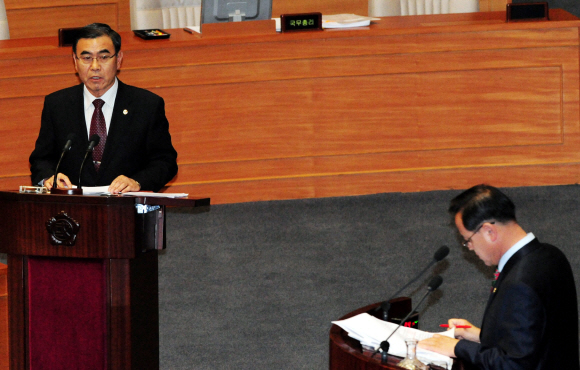 16일 국회 본회의 외교·통일·안보 분야 대정부질문에서 이상희(왼쪽) 국방부 장관이 북한 도발시 대응책에 대한 질문에 답하고 있다. 안주영기자 jya@seoul.co.kr