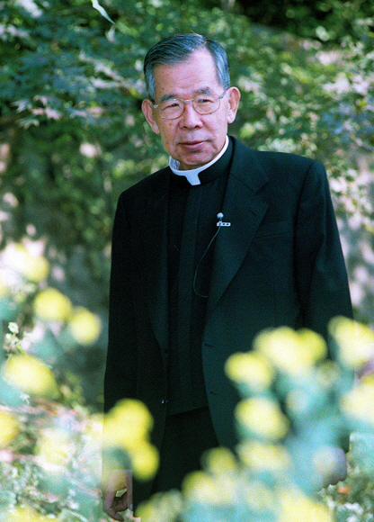 생전의 김수환 추기경. 1999년 10월 ‘우리가 서로 사랑한다는 것’ 등 두 권의 신앙고백록을 펴낸 뒤 서울 가톨릭대학교 주교관 앞에서 활짝 핀 가을 꽃에 둘러싸여 묵상하는 모습이다. 서울신문 포토라이브러리