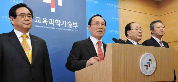 안병만(왼쪽 두번째) 교육과학기술부 장관이 16일 서울 세종로 정부중앙청사 브리핑실에서 전국 초·중·고 학업성취도평가 결과를 발표하고 있다. 손형준기자 boltagoo@seoul.co.kr