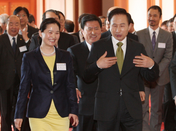 이명박(오른쪽) 대통령이 16일 청와대에서 열린 녹색성장위원회 첫 회의를 주재하기 위해 회의장에 들어서고 있다. 이 대통령은 녹색성장위원회 회의에 맞춰 녹색 넥타이를 준비했다. 이 대통령 왼쪽은 송혜자 우암닷컴 사장. 최해국기자 seaworld@seoul.co.kr