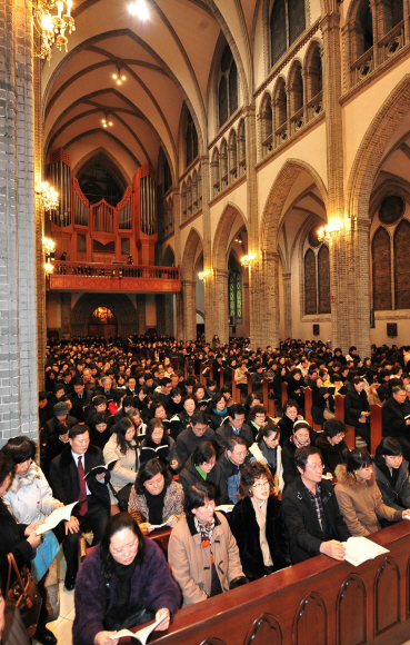 김수환 추기경이 선종한 16일 밤 서울 명동성당에서 열린 추모미사에 수백명의 신자와 시민들이 찾아와 고인의 명복을 빌고 있다. 이언탁기자 utl@seoul.co.kr 