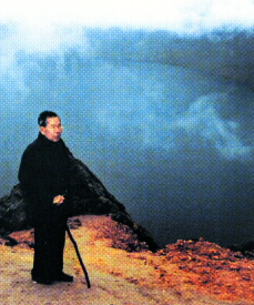 천지에서 1997년 중국을 방문했을 때 백두산 천지에 오른 김수환 추기경. 구름 낀 천지를 보며 하느님께서 인간과 숨바꼭질하는 것 같다고 했다. 천주교 서울대교구 제공 