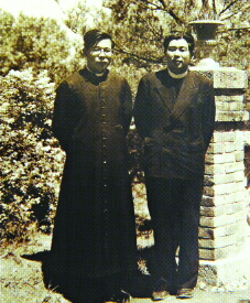 형제 1951년 군종 신부로 입대하는 형 김동한 신부와 찍은 사진. 김 추기경은 혈육의 정이 깊었던 김동한 신부가 1983년 선종하자 그의 방에서 하룻밤을 지새웠다고 한다. 