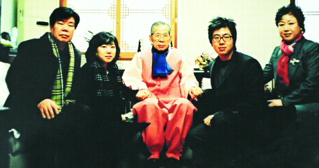 가족 김수환 추기경이 지난 2006년 설날 큰형의 셋째 아들(조카)인 김병무(맨 왼쪽·59)씨 가족과 함께 찍은 사진. 