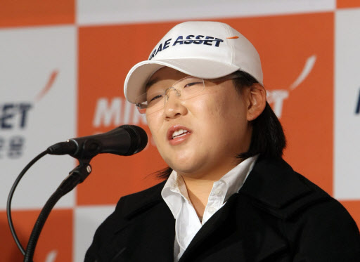 신지애가 17일 미래에셋자산운용과의 후원 계약 조인식을 마친 뒤 기자회견을 하고 있다. 연합뉴스 