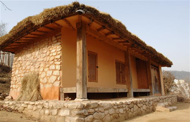 김수환 추기경이 네살 무렵부터 소학교(5년 과정의 초등학교)를 졸업할 때까지 9년 동안 유년시절을 보냈던 경북 군위군 용대리의 초가. 경북도 제공