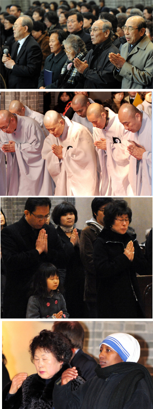 남녀노소·종교 초월… 김수환 추기경이 선종한 지 이틀째인 17일 김 추기경의 시신이 안치된 서울 명동성당에는 남녀노소, 종교를 초월한 조문행렬이 온 종일 이어졌다. 지관(두번째 맨왼쪽) 스님 등 불교계 조문단과 한 어린이가 두손을 모으고 김 추기경의 명복을 빌고 있다. 외국인 수녀(맨아래쪽 사진)도 성호(聖號)를 긋고 있다. 안주영기자 jya@seoul.co.kr