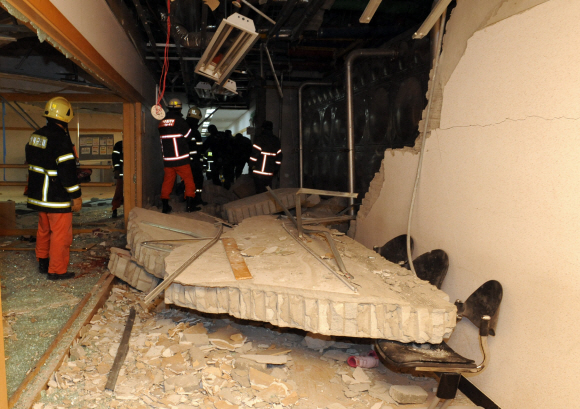 소방관들이 17일 보일러 이상으로 폭발 사건이 발생한 서울 성북구 종암동 개운산스포츠센터에서 사상자 구조작업을 벌이고 있다.  도준석기자 pado@seoul.co.kr 