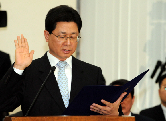 이달곤 행정안전부 장관 후보자가 19일 오전 국회 행정안전위원회 인사청문회에서 선서를 하고 있다. 이언탁기자 utl@seoul.co.kr