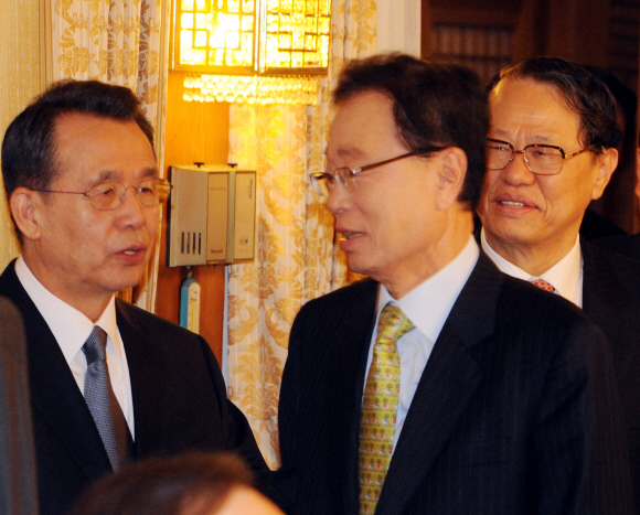 고위 당·정·청회의 20일 오전 삼청동 총리공관에서 열린 고위 당·정·청 회의에 앞서 한승수(왼쪽부터) 국무총리, 박희태 한나라당 대표, 정정길 대통령 실장이 환담하고 있다. 김명국기자 daunso@seoul.co.kr
