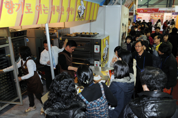 서울신문사가 지난 19일 서울 대치동 서울무역전시장에서 개최한 ‘제2회 한국 창업 산업박람회’에서 창업준비자들이 한 음식 프랜차이즈 업체 부스에서 요리 설명을 듣고 있다. 도준석기자 pado@seoul.co.kr 