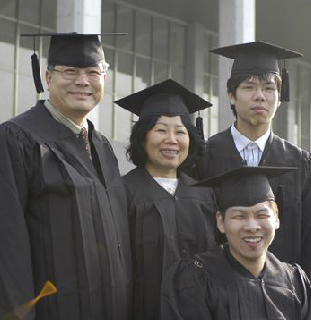 뒷줄 왼쪽부터 아버지 송희근씨, 어머니 홍숙자씨,작은아들 주현씨. 앞줄 큰아들 성규씨. 