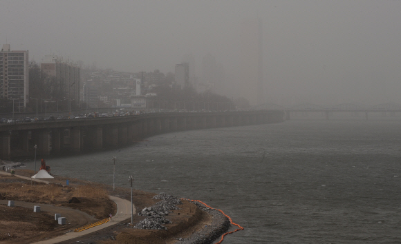 ‘사라진 63빌딩’  올해 첫 황사경보가 발령된 20일 서울 동작대교에서 바라본 시가지의 모습이 뿌연 미세먼지에 뒤덮여 흐릿하게 보인다. 기상청은 21일에는 남부 지역에만 약한 황사가 계속되다가 오후에 사라질 것이라고 예보했다. 류재림기자 jawoolim@seoul.co.kr